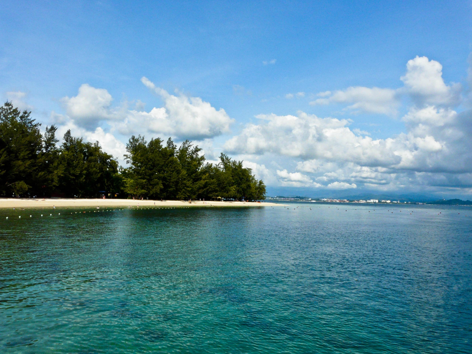 有名的岛屿公园,它是由加雅岛(gaya island),沙比岛,马姆迪岛(mamutik