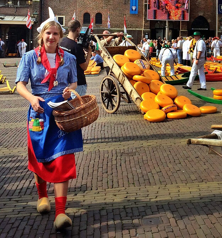 alkmaar每周五的9点到12点半,在alkmaar都会举行芝士集市,很有荷兰