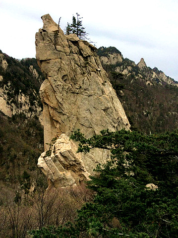 来平顶山旅游必须要来石人山这里是伏牛山脉美景的代表温泉飞瀑异彩