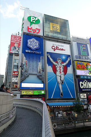 这个桥是道顿堀和心斋桥的交汇处,格力高大叔已经奔跑了很多年…….