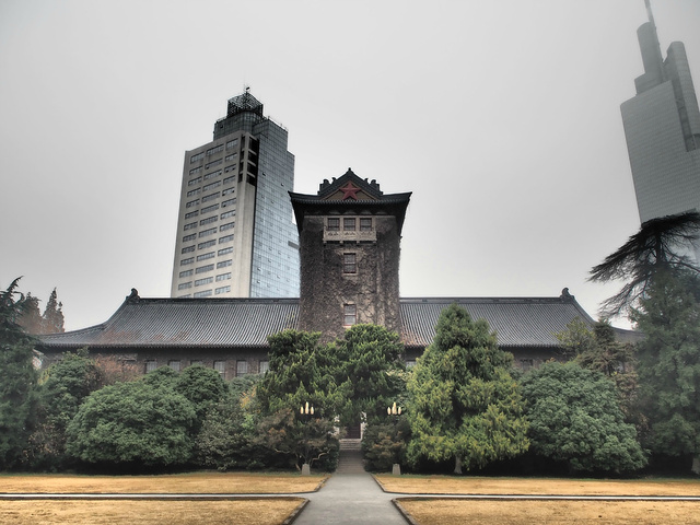 2021现代美感下的校园 哪里都是风景 南京大学 鼓楼的标志性钟楼 我很担心终有一日这儿也要淹没在混凝土之下 南京大学 评论 去哪儿攻略