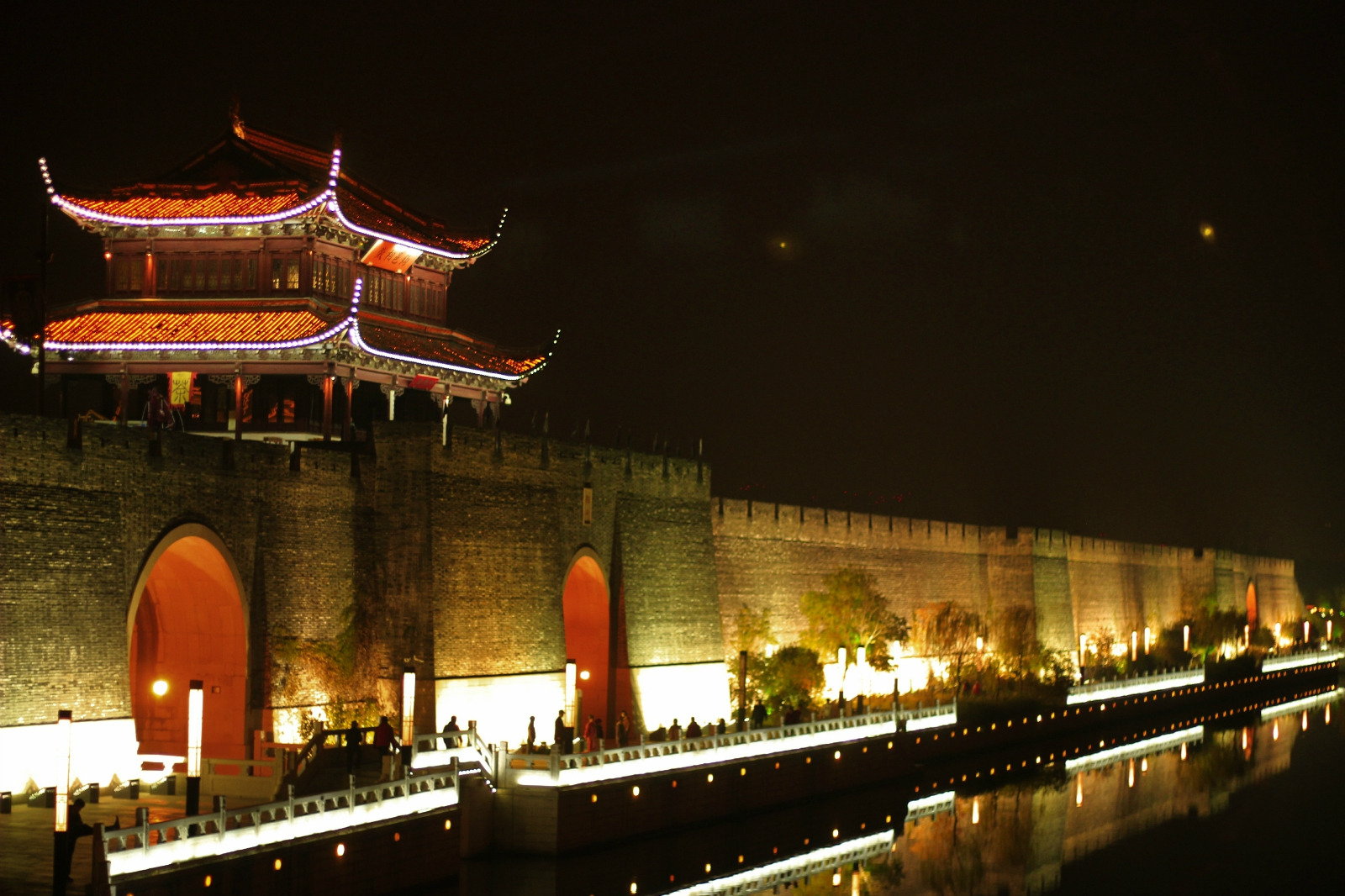 最佳时间,可以欣赏到相门夜晚的灯光映照,当然还可以在城墙上面欣赏到