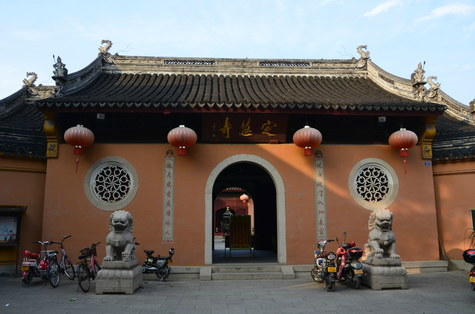 苏州定慧寺位于苏州市姑苏区凤凰街定慧寺巷34号,公交89路,8路,202路