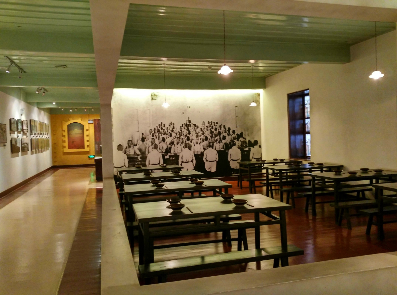 云南陆军讲武堂就在翠湖边上很好找也不需要门票黄的绿的很好看到的