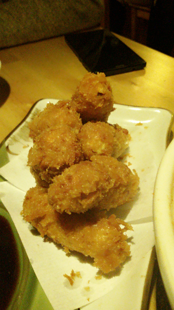 东昏炸肉卷,这是墙壁上推荐的一款,卷子中间是一条芦笋,有肉片包裹着