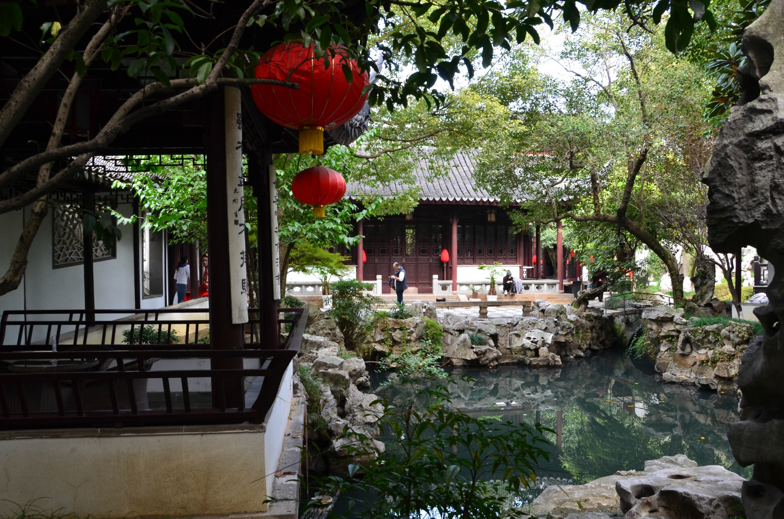 北半园是一个很小的苏州园林进门就一眼扫到底了颇有特色的是半字假山