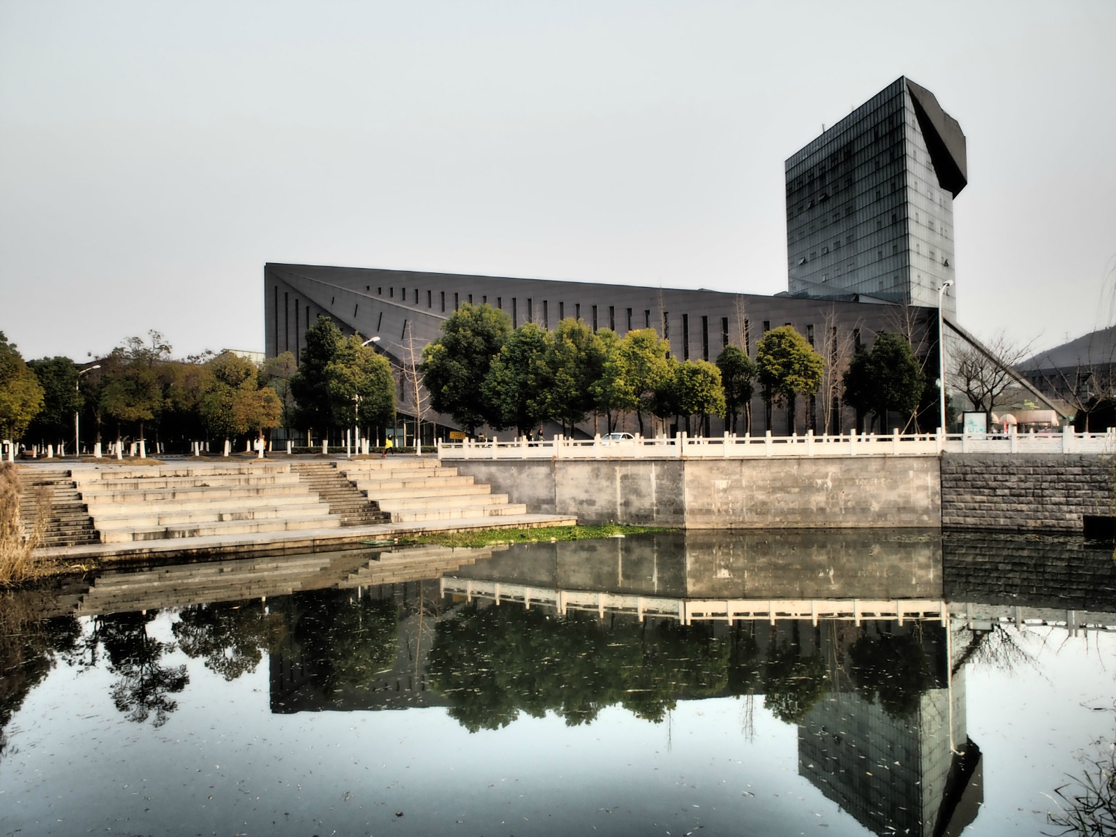 南京大学·鼓楼的标志性钟楼,我很担心终有一日这儿也要淹没在混凝土