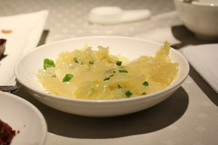 葱油海蜇花；蒜片牛柳；卤水鸭掌；五香卤牛展；鲨鱼骨花胶汤；叉烧豉油