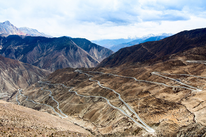 翻过垭口就看到了著名的业拉山99道拐以其险峻和雄伟不愧为中国公路的