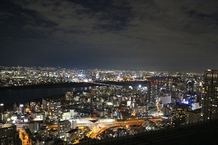 梅田的空中庭园是看夜景最佳去处 大阪的夜景当然不能错过 大阪的夜景耶 再加上周游券 去那是免费的哦 梅田蓝天大厦 评论 去哪儿攻略
