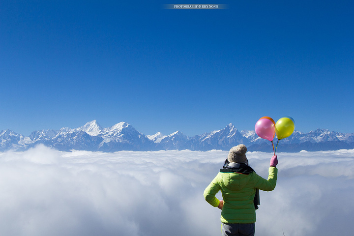 奇迹真的出现了,云雾褪散,整排雪山赤裸裸的站立在我俩的面前,瞬间被
