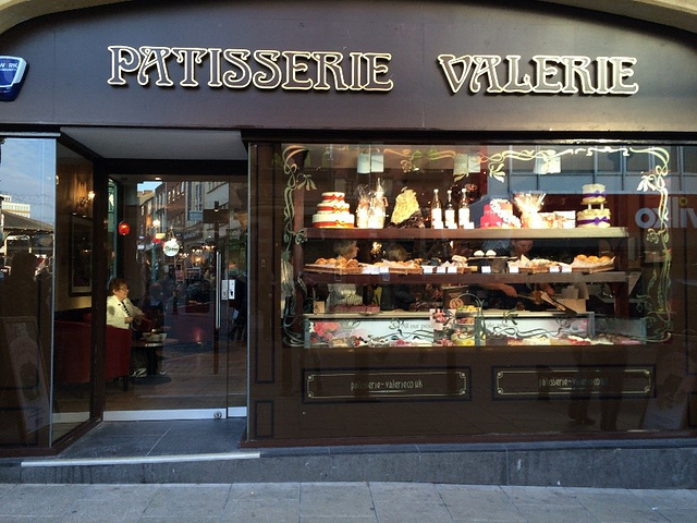 "还可以在店里享用主餐，早餐推荐面包配蛋，午餐推荐油封鸭_Patisserie Valerie"的评论图片