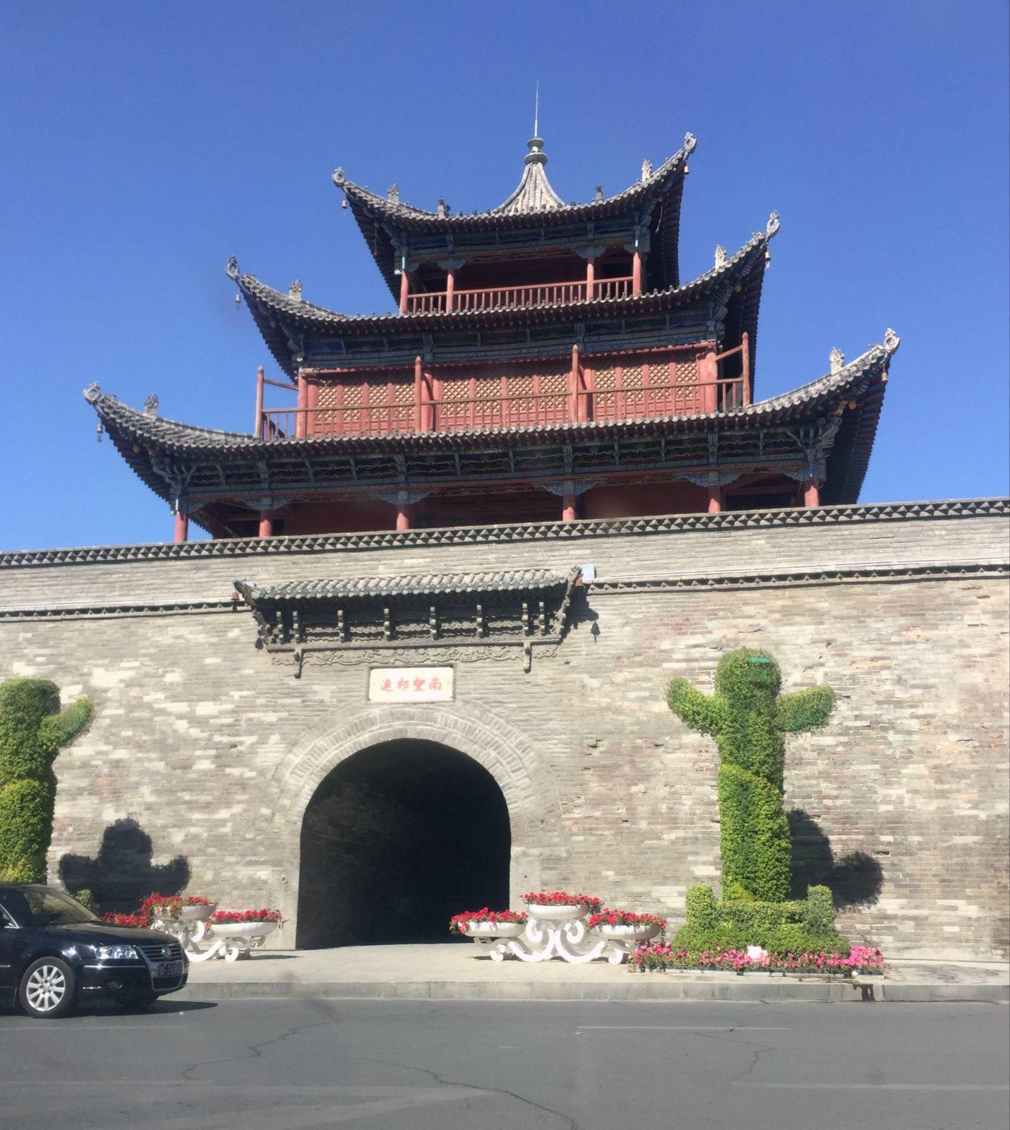 这是酒泉的钟鼓楼"南望祁连"