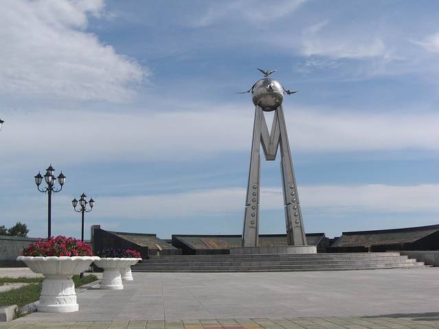 处,占地面积13平方公里,包括国门,41号界碑,和平之门主体雕塑和满洲