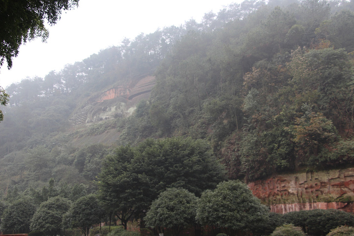 "可是去了乐山不看大佛又很遗憾。玩下来之后，觉得那个万佛洞比乐山大佛有意思多了_东方佛都"的评论图片