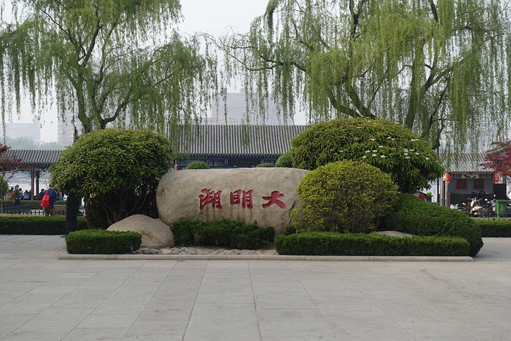 古建筑,如果不想买门票,可再沿着湖岸向东走10分钟,就可以来到南门,免