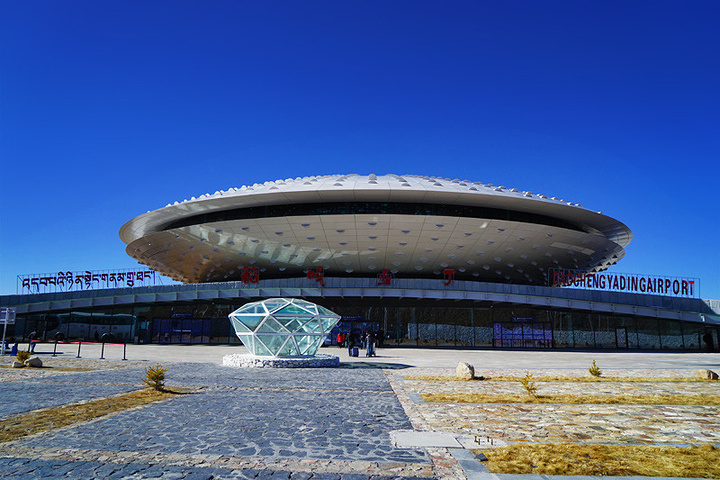 2017稻城机场大厅的设计挺有意思,像一个天外