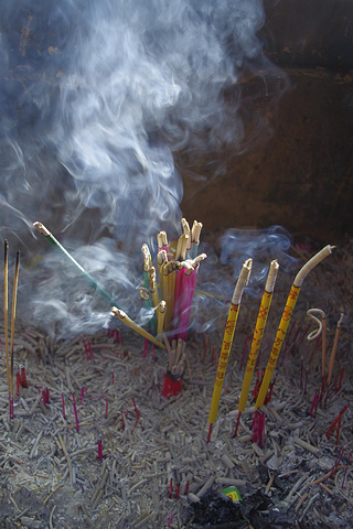 寺庙本身不是很大,不过香火一直很旺