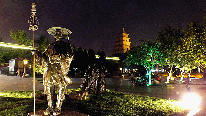 淡季:8:00~大雁塔门票:55元,登楼20元,开放时间