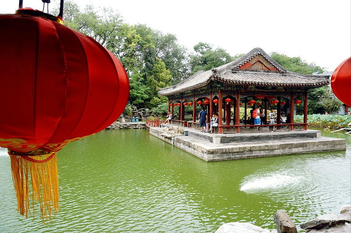 邀月台是恭王府花园内最高处,位于滴翠岩山顶之上,台上建有房屋,名字
