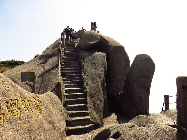 不得不说天都峰不是黄山最高的山峰但是最险的很多人是手脚并用爬上去