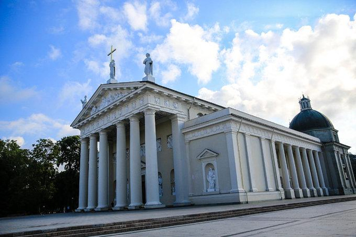 "维尔纽斯大教堂坐落在格季米纳斯山脚下宽阔的教堂广场 (Katedros aikštė) 上，它..._维尔纽斯主教座堂"的评论图片