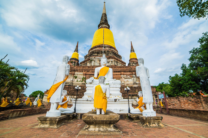 玛哈泰寺的树包佛头更是世界闻名.作为泰国古都之一,大城历史遗迹众多