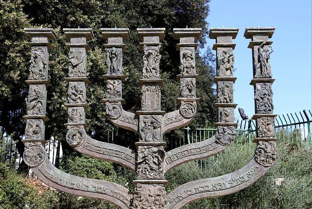 以色列国的标志,七座灯台.每个铸像都有其圣经故事.