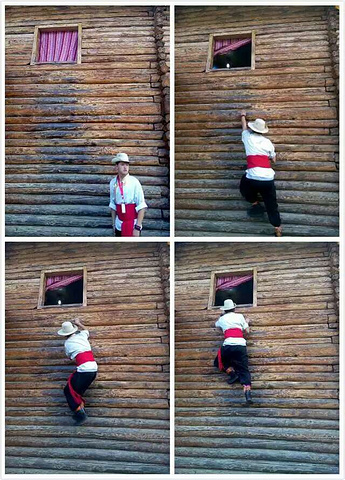 看摩梭阿哥表演泸沽湖当地的走婚风俗爬花楼动作相当娴熟身手非常矫健