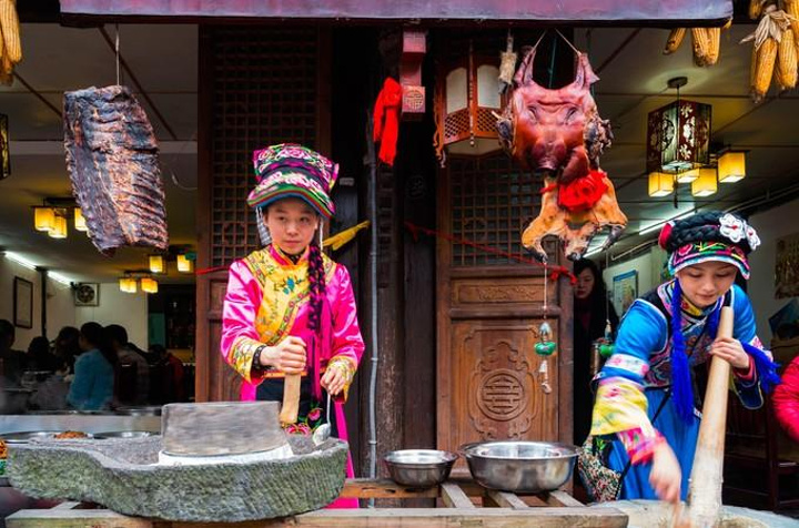 旅游区位条件优越,具有"川西高原休闲胜地","西羌文化名镇"之称