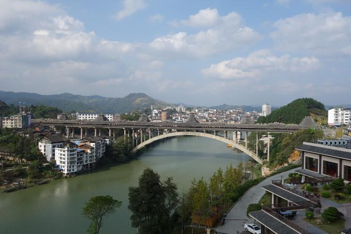 从酒店看出去的县城景色_三江侗乡国宾馆"的评论图片