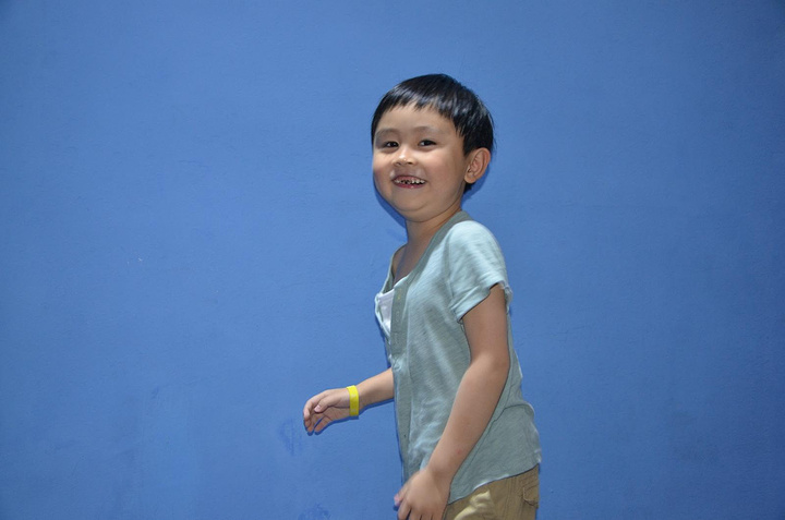 喜欢你抬眼看我的样子. 一如你小时候.