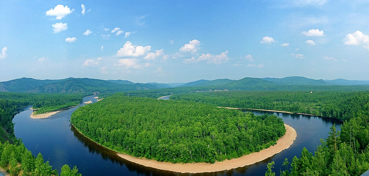 白鹿岛在莫尔道嘎国家森林公园内,激流河注入额尔古纳河入河口上游处