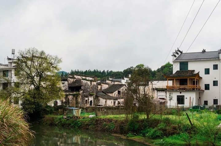 锦峰绣岭,清溪碧河的自然风光之中,房屋群落与自然环境巧妙结合,山水