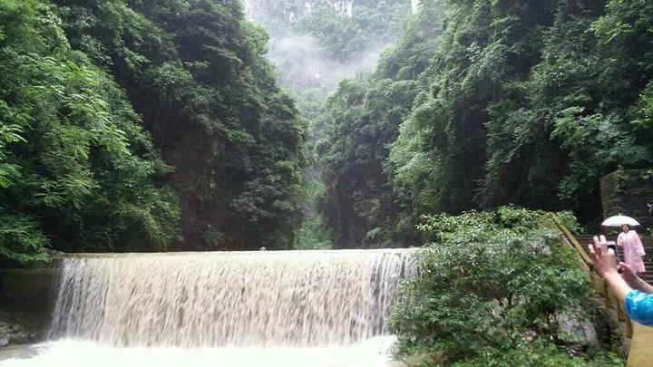 第二天参观的天生三桥。游览当天天气比较好,