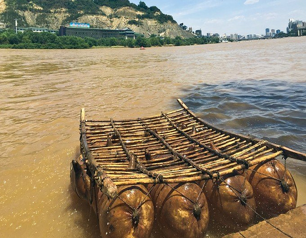 边上,还可以乘坐黄河上的特殊交通工具——羊皮筏子_水车博览园&quot