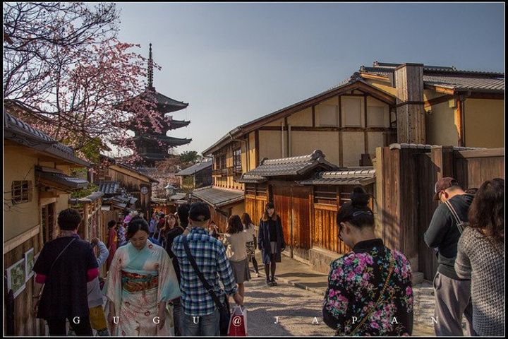 一路逛逛八坂通,这里有非常多的有品味的瓷器和陶品店,还有一些日本