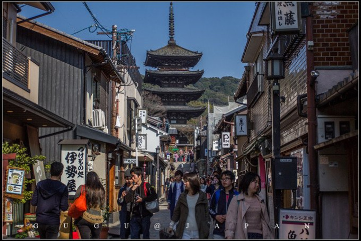 一路逛逛八坂通,这里有非常多的有品味的瓷器和陶品店,还有一些日本