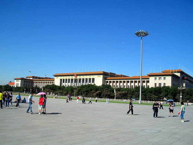 .达广场时发现有不少警察在巡逻,升旗前一段时