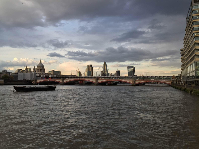 southwark桥与黑衣修士桥.威斯敏斯特桥与北岸的大本钟,议会大厦.