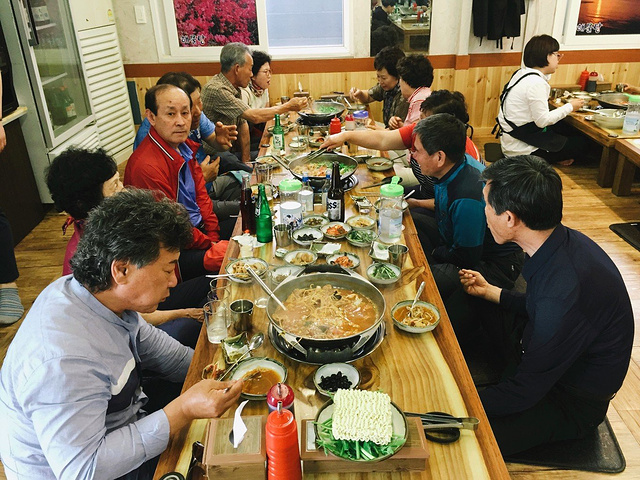"这里绝对对得起海鲜锅这3个字，所有的食材都是鲜活的。慢慢煮熟的样子，让人看的有些残忍_三姓穴海鲜锅"的评论图片