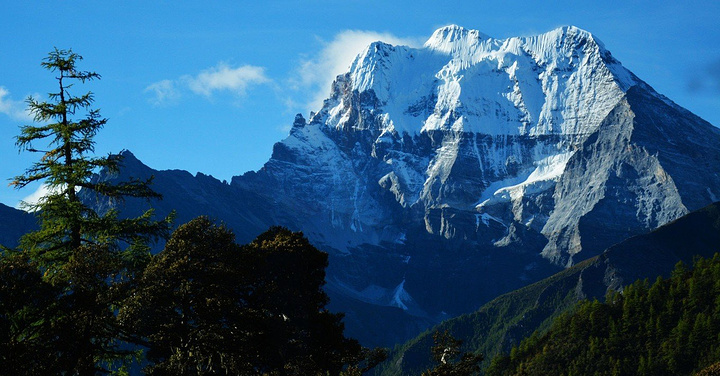 仙乃日雪山,是亚丁景区三大高峰之首,是四川第五大山峰,海拔6032米