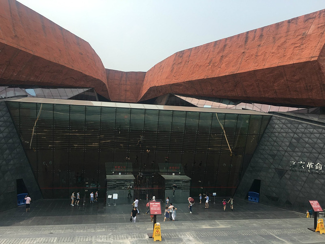 红馆凭身份证领取门票进入挺不错的历史性很强我们都很喜欢幸亏赶在