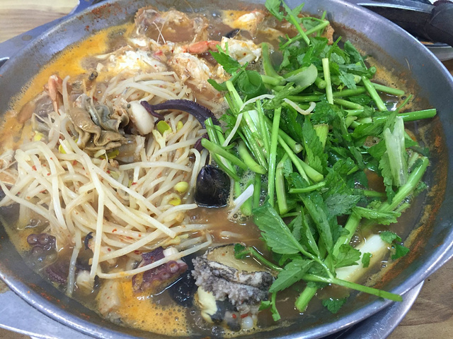 "这里绝对对得起海鲜锅这3个字，所有的食材都是鲜活的。慢慢煮熟的样子，让人看的有些残忍_三姓穴海鲜锅"的评论图片