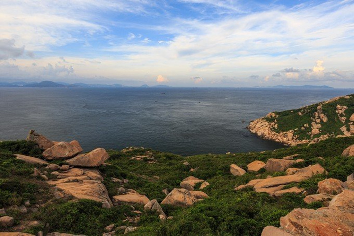 一路美景这就是大东湾了,很小,湾内有一片沙滩,但现在还没有到沙滩的
