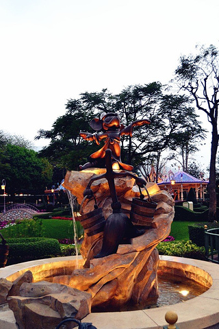 特别喜欢巴斯光年跳舞的女演员好漂亮啊来迪斯尼一定要待到晚上奥因为