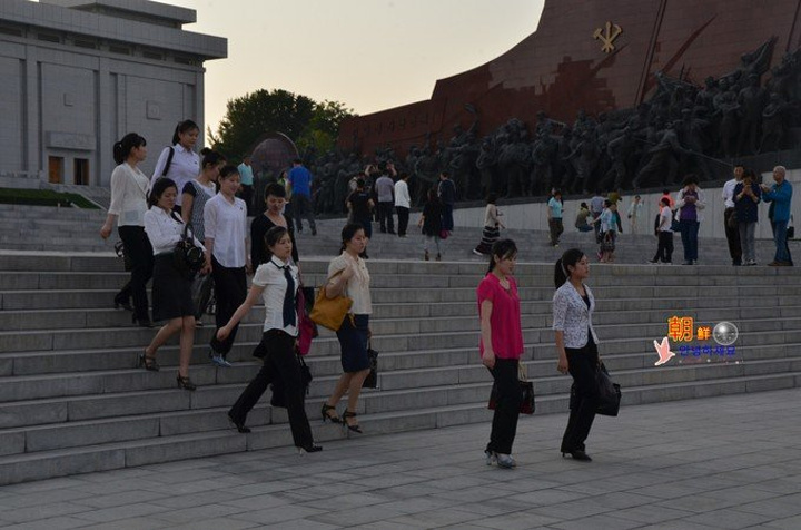 "时不时冒出的时代特征明显的公交车和大巴，不断提醒我这俨然是70年代的中国。公交车咣当咣当从身旁驶过_平壤站"的评论图片