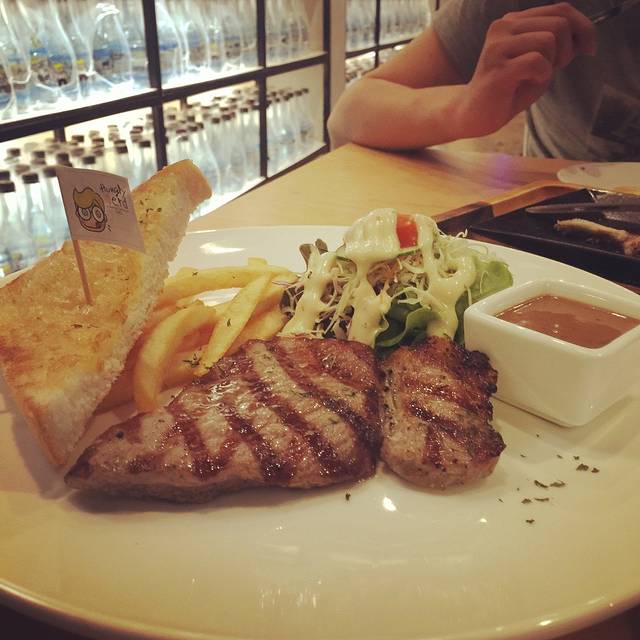 彩虹云霄酒店8182层国际自助餐