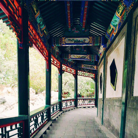 公园里有很多皇家符号,这是有名的九龙壁,用七