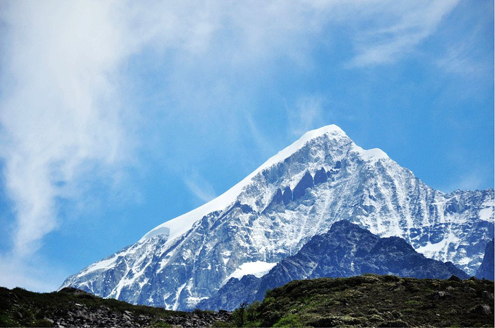 而且基本路上车辆很少,在盘山路上又欣赏到了一座座雪山还有同样美丽